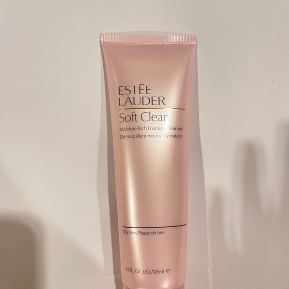 Estée Lauder face wash, dry skin friendly, soft clean. - Picture 1 of 3